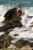 Ho’okipa Beach, una de las mejores playas donde practicar el surf y el bodysurf. Unas cruces advierten del peligro. Maui.